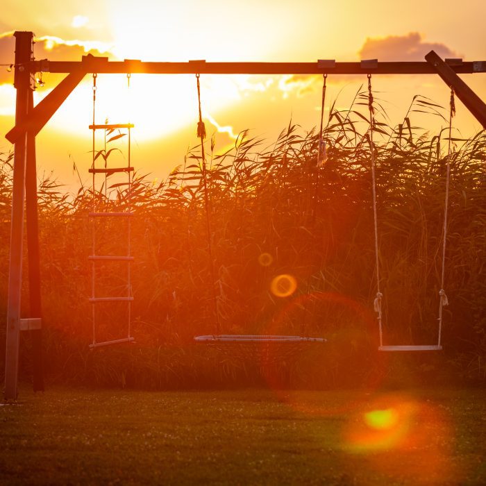 Bērnu laukums atpūtas vietā ar namiņiem, plašu teritoriju, skatu torni Jūsu svētkiem, vai atpūtai pie dabas