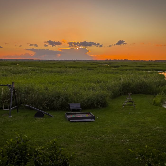 Plaša teritorija ar bērnu laukumu, skatu torni un skaistiem saulrietiem ik vakaru Babītes ezera krastā
