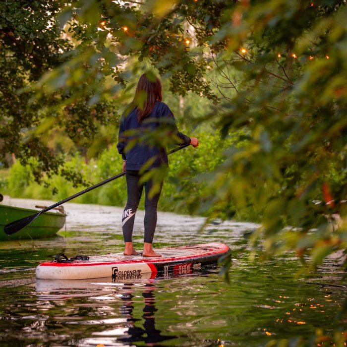 Sup dēļu noma SUPošana Babītes ezerā iespējama laika posmā 01.08. līdz 31.03. Babītes ezers ir lieliska vieta braucieniem ar SUP dēli, jo ezers ir sekls (vidējais dziļums 0.7 metri) un bagāts ar niedru salām. SUP braucieni šajā ezerā būs kā aizraujošs ceļojums! Piedāvājam SUP saulrieta un saullēkta ekskursiju gida pavadībā. Piesakies mūsu organizētajiem pasākumiem vai piesaki privātu ekskursiju! Uz sup dēļiem dosimies Babītes ezera rāmajos ūdeņos un airējot cauri tā niedru labirintiem sagaidīsim saulrietu vai saullēktu kopā ar putniem un dabu! – SUPotājiem piedāvājam vairākus maršrutus! – SUP dēļu aprīkojumā iekļauts SUP dēlis, airis, drošības saite un glābšanas veste, – Pirms SUP brauciena nodrošinām instruktāžu.