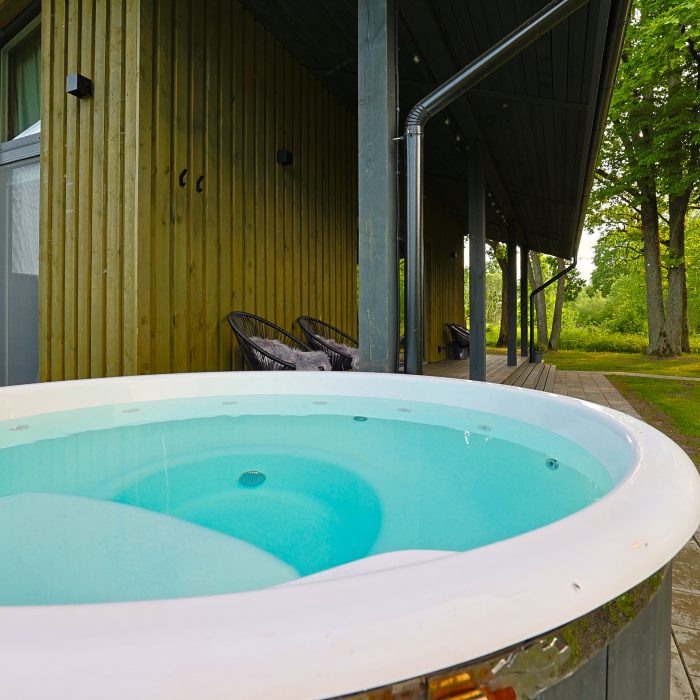 cottage with a hot tub, a place to relax by the water, Guest house in Pieriga, hot tub